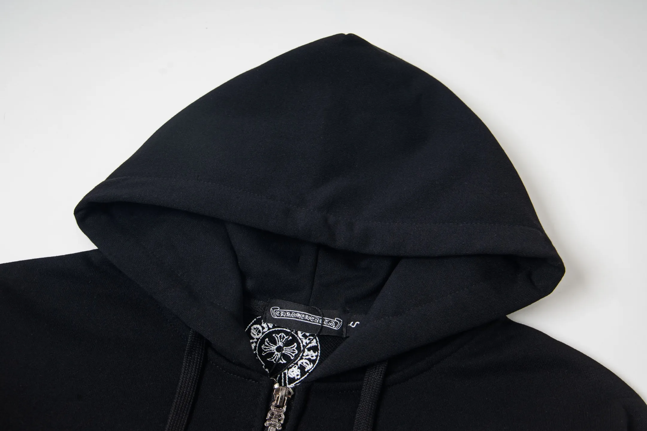P280 Style number: Y265 Chrome Hearts Deadly Doll co-branded comic girl zipper long-sleeved hooded sweatshirt jacket. Heavy production. Scan the QR code to enter the official website in seconds. All customized originals are the same. Many details. What you see is what you get. Look for the exclusive background. Zhengerbajing 500g pure cotton large terry fabric. All fabrics have been shrunk in advance. Quality first. What you see is what you get. The pattern will not change after one wash. Distinguish some disposable clothes in the market. Three standards The packaging is complete, all original versions are restored and customized, the same style for men and women is versatile, a more classic version, the version is very unique, hangtag, hanging particles, washed, packaging bag, full set of accessories, very good appearance, super exquisite workmanship, color: black, size: S-XL
